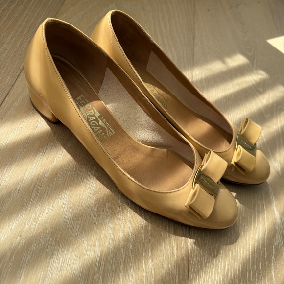 Ferragamo Vara Patent Leather Cream / Taupe Pumps - Picture 1 of 9